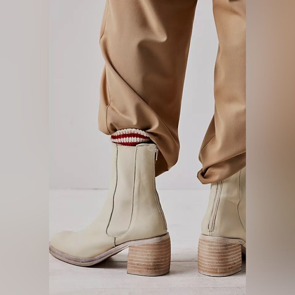 Free People Essential Chelsea Boots – Cream/Pink – Size 7.5 – NWOB